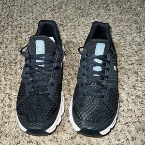 Womens On Running Cloudswift Helion. US8. Great condition tennis shoe.